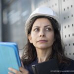 ,,Anlage,Arbeiterin,Baden-Wuerttemberg,Botanik,Computer,Deutschland,dunkel,dunkelhaarig,Europa,Frau,Haar,Helm,Industrie,Industrieanlage,Kopfbedeckung,Kopfbild,Mittelalte Frau,Mitteleuropa,Mittleres Alter,Natur,Pflanze,Portrait,Sueddeutschland,Tablet-PC,Tei