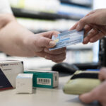 KRANKENVERSICHERUNGSKARTE, KVG, SCHWEIZERISCHE KRANKENVERSICHERUNGSKARTE, VERSICHERUNGSKARTE, KRANKENKASSE, SCHWEIZERISCHE VERISCHERUNGSKARTE, KRANKENKASSE, KRANKENKASSEN, KRANKENKASSENKARTE, VERSICHERUNGSKARTE, SYMBOLBILD,  APOTHEKE,