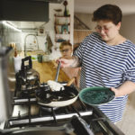 Farbaufnahme,8-9 Jahre,Kinder,Mensch,Innenaufnahme,Vorderansicht,Dreiviertelansicht,Kueche,Innenausstattung,Wohnen,Gasherd,Herd,Geraet,Kessel,Geschirr,zubereiten,Zubereitung,Food and Drink,Kochplatte,Freizeitkleidung,Arbeitsplatte,Bratpfanne,Pfanne,Omelett