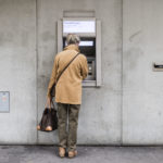 SENIORIN, SENIOR, PENSIONAERIN, PENSIONAER, RENTNERIN, RENTNER, BANKAUTOMAT, GELDAUTOMAT, GELDAUSGABEAUTOMAT, BANCOMAT, BANKOMAT, GELDBEZUG, BARGELDBEZUG, AUSZAHLUNG,
