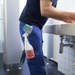 REINIGUNG, REINIGEN, PUTZEQUIPPE, PUTZEN, REINIGUNGSFIRMA, PUTZMANN, WASCHBECKEN, SCHWAMM, PUTZLAPPEN, PUTZMITTEL, SPRUEHDOSE,   MINDESTLOHN, MINDESTLOHNINITIATIVE, , BUERO,