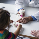 Maedchen,Arztpraxis,Schreibtisch,erklaeren,Zahnmodell,Arzt,Mensch,Kind,Medizin,Tisch,Europaeer,reifer Mann,45-50 Jahre,Senior,70-80 Jahre,2-3 Jahre,Kinderheilkunde,Kompetenz,Erhoehte Ansicht,Zahnmedizin,Erfahrung,drei Personen,ansehen,Patientin,Innenaufnah