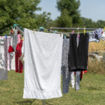 WÄSCHELEINE, WÄSCHE, AUFHÄNGEN, KLEIDUNG, HAUSARBEIT, HAUSHAL