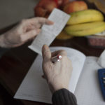 Familie, Belege, Symbolfoto, Schulden, Ersparnisse, einschreiben, sparen, Rentnerin, Rente, sparsam, Haushaltsgeld, Ersparnis, Wohnung, alt, notieren, Notizbuch, rechnen, Taschenrechner, Einnahmen, Rechnung, Beleg, Ausgabenkontrolle, Liste, Seniorin, Buch