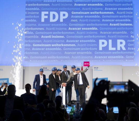 Élections fédérales : le PLR et l’UDC croulent sous l’argent des lobbies