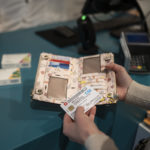 KRANKENVERSICHERUNGSKARTE, KVG, SCHWEIZERISCHE KRANKENVERSICHERUNGSKARTE, VERSICHERUNGSKARTE, KRANKENKASSE, SCHWEIZERISCHE VERISCHERUNGSKARTE, KRANKENKASSE, KRANKENKASSEN, KRANKENKASSENKARTE, VERSICHERUNGSKARTE,  APOTHEKE, SYMBOLBILD, PORTEMONNAIE, BRIEFTA