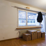 WOHNZIMMER, BALKON, UMZUGSKISTEN, UMZUGSKISTE, ZUEGELKISTEN, ZUEGELKISTE, UMZIEHEN, ZUEGELN, UMZUG, WOHNUNG, IMMOBILIE, IMMOBILIE, WOHNUNGSABGABE, WOHNUNGSUEBERGABE, WOHNUNGSWECHSEL, AUSZIEHEN, AUSZUG, WOHNUNGEN, WOHNEN, IMMOBILIEN, ZUEGELN,