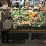 EINKAUFEN, EINKAUF, EINKAEUFE, LADEN, LAEDEN, EINZELHANDEL, COOP, SUPERMARKT, LEBENSMITTEL, LEBENSMITTELGESCHAEFT, GESCHAEFT, KUNDIN, GEMUESEREGAL, REGAL, REGALE SENIOR, SENIOREN, SENIORIN,