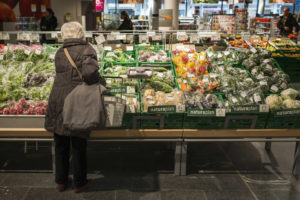 Rentnerin beim Einkaufen