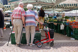 Rentnerpaar an einem Gemüsemarkt