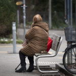 SENIORIN, RENTNERIN, PENSIONAERIN, PASSANTIN, GEHHILFE, STOCK, BANK, TELEFON, SMARTPHONE,