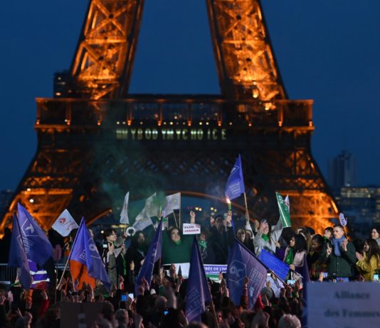 La France inscrit la « liberté garantie » à l’avortement dans sa Constitution