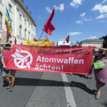 Gut 3000 Menschen folgen einem Aufruf der Aktion Zivile Zeitenwende und demonstrieren in Berlin / Mitte Ost uA gegen die 100 Mrd Sondervermoegen fuer die Bundeswehr.