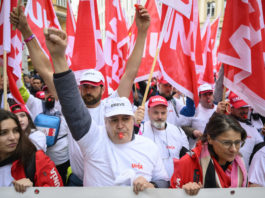 Journée internationale des travailleuses et travailleurs : baisse des primes, hausse des salaires !
