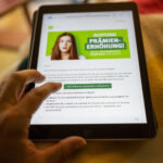 KRANKENKASSE, PRAEMIENVERGLEICH, PRAEMIENRECHNER, PRAEMIE, JAHRESPRAEMIE, KOSTEN, KRANKENKASSENKOSTEN, SYMBOLBILD,  COMPARIS,  VERGLEICHSPORTAL,  TABLET,  VERGLEICH,