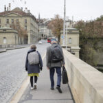 PASSANT, PASSANTIN, PASSANTEN, PASSANTINNEN, FUSSGAENGERIN, PAAR, PERSONEN, RUCKSACK, SENIOR, SENIORIN, TASCHE, HERBSTWETTER,  SENIOR, SENIOREN, SENIORIN,