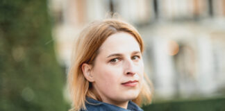 « Les guerres culturelles de Trump et les renvois avec ICE renforcent la droite européenne » Portraitbild von Natascha Strobl