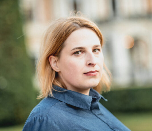 « Les guerres culturelles de Trump et les renvois avec ICE renforcent la droite européenne » Portraitbild von Natascha Strobl