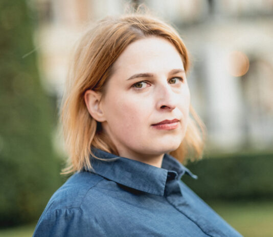 « Les guerres culturelles de Trump et les renvois avec ICE renforcent la droite européenne » Portraitbild von Natascha Strobl
