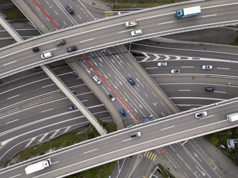 Extension des autoroutes : le Conseil fédéral manipule les chiffres