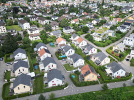 Imposition du logement : 5 choses à savoir Des maisons de famille en Suisse vues d'en-haut.