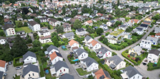 Des maisons de famille en Suisse vues d'en-haut.