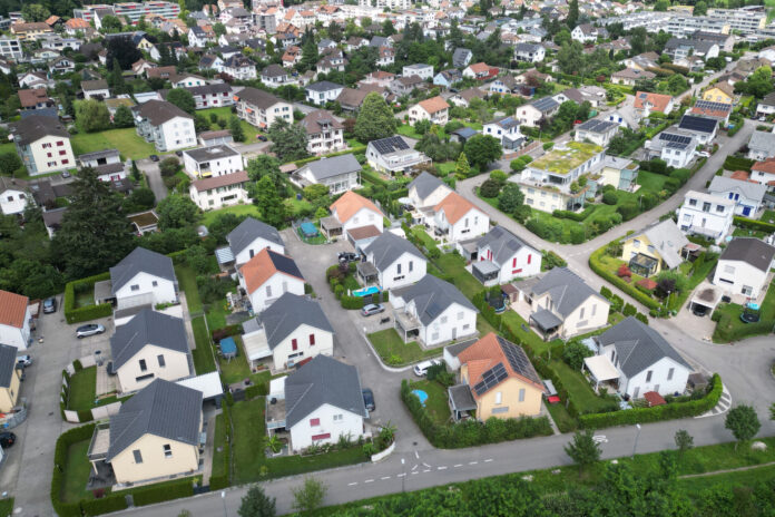 Des maisons de famille en Suisse vues d'en-haut.