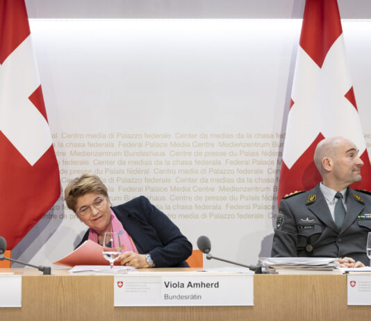 La Confédération économise : encore plus d’argent pour les chars, moins pour la pédiatrie DDPS Amherd Armée chars