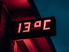 Nouveau record : ce janvier était le plus chaud enregistré Un affichage numérique de la température indique 13 degrés Celsius.