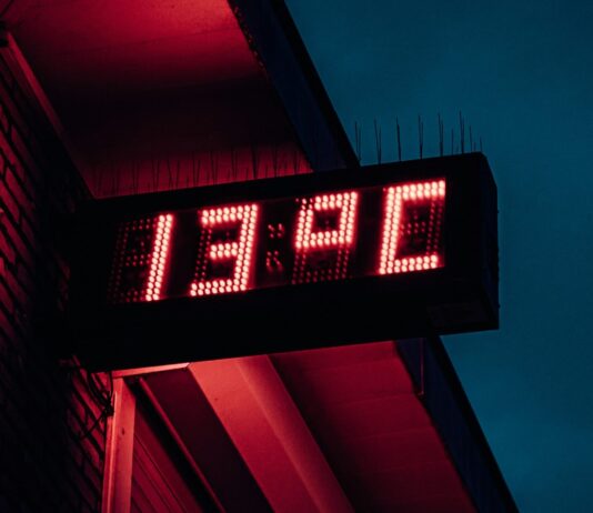 Nouveau record : ce janvier était le plus chaud enregistré Un affichage numérique de la température indique 13 degrés Celsius.