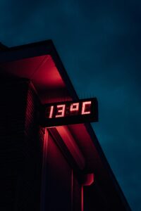 Un affichage numérique de la température indique 13 degrés Celsius.