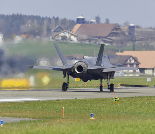 La population ne veut pas des F-35 – à cause de Trump Un avion de combat F-35 de Lockheed Martin vu de derrière