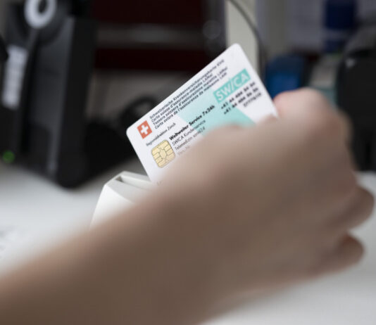 Le centre-droit veut augmenter la franchise minimale des caisses maladie une carte de caisse maladie est lue dans un lecteur