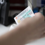 PHYSIOZENTRUM, PHYSIOTHERAPIE, TRAININGSTHERAPIE, TRAINING, BEHANDLUNG, EMPFANG, THERAPIE, PRAXIS, GESUNDHEIT, GESELLSCHAFT, ARBEIT, BERUF, MEDIZIN, PATIENT, PHYSIOZENTRUM, KRANKENVERSICHERUNGSKARTE, KVG, SCHWEIZERISCHE KRANKENVERSICHERUNGSKARTE, VERSICHER