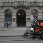 GROSSBANK, CREDIT SUISSE, CS, HAUPTSITZ,  UBS, CS, CREDIT SUISSE, KEHRMASCHINE, SAUBERKEIT, SAEUBERN,