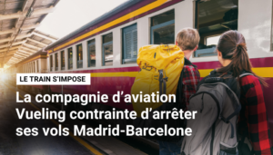 Deux passagè-res observent un train entrer en gare
