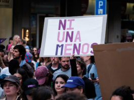 Les violences contre les femmes ne cessent de s’aggraver Ni una menos sur un écriteau à la grève féministe 2024
