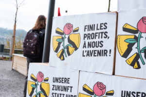 "Fini les profits, à nous l'avenir" est écrit sur un carton, pour l'initiative pour l'avenir de la Jeunesse socialiste.