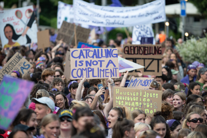 Catcalling grève féministe féminicide