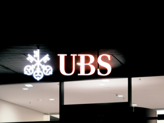 1,2 million : UBS double ses dons aux partis bourgeois Enseigne UBS la nuit