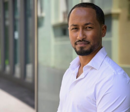 Samson Yemane : « Le monde du travail est le plus touché par le racisme » Une photo de Samson Yemane