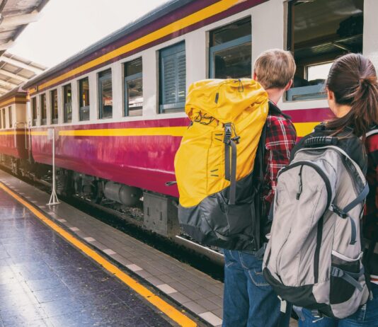 Le train s’impose : Vueling arrête ses vols Madrid-Barcelone Deux voyageurs attendent le train