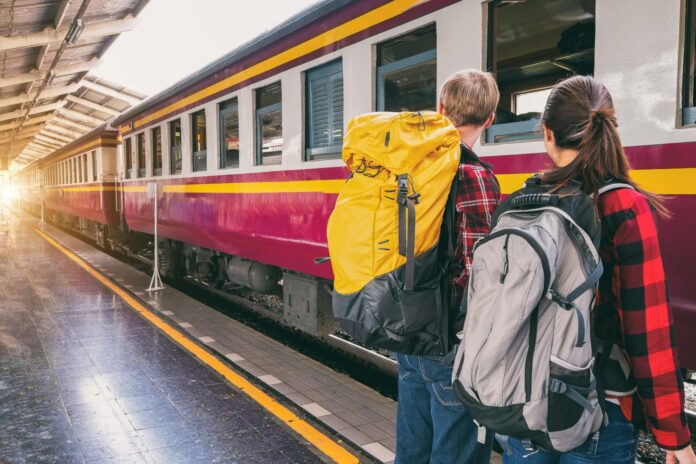 Deux voyageurs attendent le train