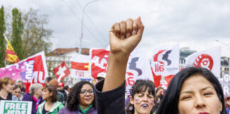 1er mai à Genève, une jeune femme lève son poing
