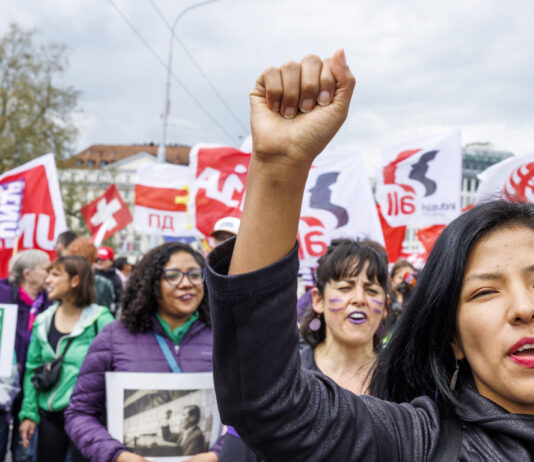 1er mai : la solidarité plutôt que la haine 1er mai à Genève, une jeune femme lève son poing
