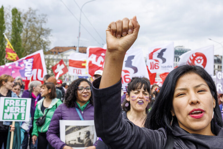 1er mai à Genève, une jeune femme lève son poing