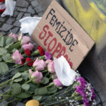 Aufforderung, aussen, Aussenaufnahme, Berlin, Blumen, Delikt, deutsch, Deutschland, Draufsicht, Ehrenmord, Erinnerung, ermordet, Europa, europaeisch, Femizid, Femizide, Femizide stoppen, Frauenmord, Fruehjahr, Fruehling, Gedenken, gestorben, Gewalt, Gewalt