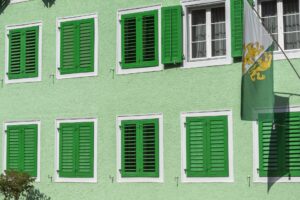 Ein grünes Haus im Thurgau mit dem kantonalen Wappen und grünen