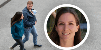 Un couple se promène avec leur nouveau-né.