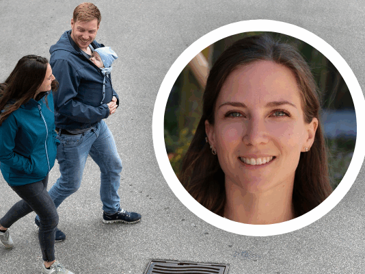 « Le congé familial, outil oublié de la justice sociale » Journal d’une éducatrice #3 Un couple se promène avec leur nouveau-né.